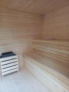 een sauna met houten wanden en een houten vloer bij Domek w lesie in Bocheniec