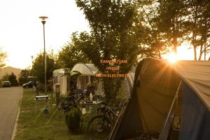 un gruppo di tende con una bicicletta parcheggiata accanto di Kamp Tura- camping pitch only a Vipava (Vipacco) Altre 15 foto