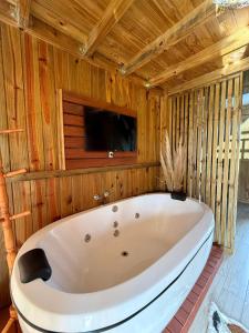 Billede fra billedgalleriet på Chalé Rústico com Hidromassagem e Piscina i Imaruí