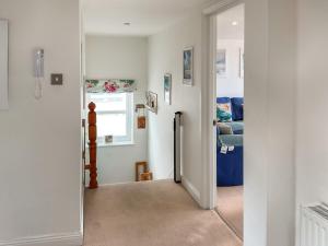 een gang met een deur die naar een woonkamer leidt bij Sandbourne in Bournemouth