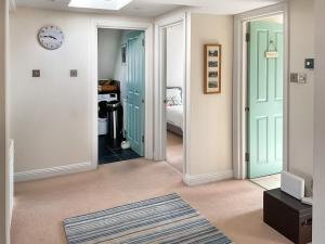 een gang met groene deuren en een slaapkamer bij Sandbourne in Bournemouth