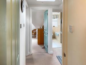 een hal met een blauwe deur naar een badkamer bij Sandbourne in Bournemouth
