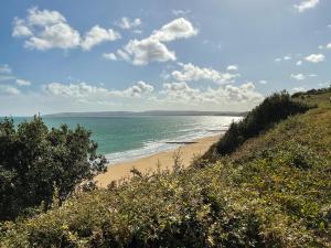 een uitzicht op een strand met de oceaan bij Sandbourne in Bournemouth +19 foto's