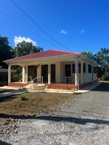 een klein huisje met een rood dak bij Vi la dous Kreyol in Sainte-Rose