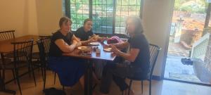 拉特纳吉里Hotel sabera residency的坐在桌子上的三个女人