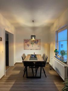 a dining room with a table and chairs at Close to Goettingen - unweit von Göttingen in Nörten-Hardenberg
