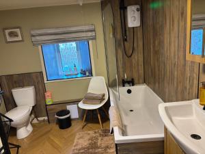 Phòng tắm tại Traditional 2 bed croft +28 ảnh