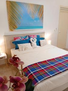 een slaapkamer met een bed met uitzicht op de oceaan bij Vi la dous Kreyol in Sainte-Rose