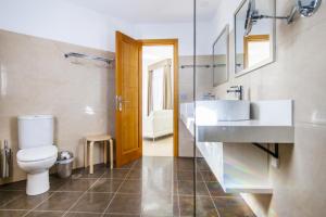 een badkamer met een toilet, een wastafel en een spiegel bij Apartment Aguamarina El Cotillo Adults Only in Cotillo +46 foto's