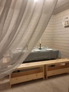 een badkamer met twee wastafels en een gordijn bij Ritausmas Krasts 