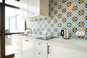 een keuken met een wastafel en een tegelwand bij Casa Los Lagos 1CD El Cotillo in Cotillo +37 foto's