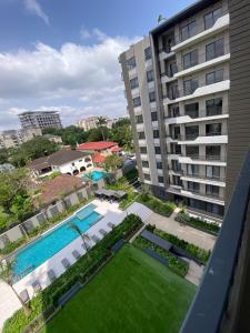 阿克拉Executive Studio at Bantree的享有大楼和游泳池的空中景致