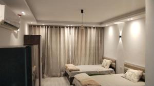 Giường trong phòng chung tại Luxury Studio, pool, Private beach & close to Airport +80 ảnh