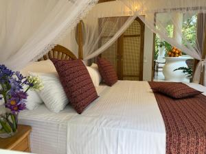 Postel nebo postele na pokoji v ubytování JJ JungleJoy Villa