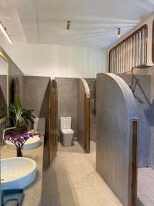 Koupelna v ubytování JJ JungleJoy Villa