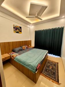 Llit o llits en una habitació de Aura Stays 2bhk