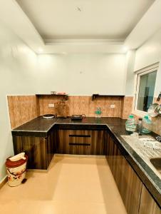 Cuina o zona de cuina de Aura Stays 2bhk