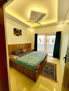 Llit o llits en una habitació de Aura Stays 2bhk 9 fotos més