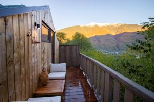 Cảnh núi rừng hoặc tầm nhìn ra núi từ căn hộ