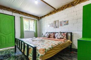 een slaapkamer met een bed in een groene kamer bij Panpurie Koh Lanta Resort - 2-Minute Walk to the Beach in Ko Lanta Yai