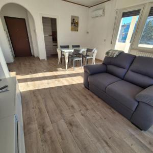 un soggiorno con un divano e un tavolo di Appartamento Scossicci a Porto Recanati