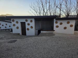 een gebouw met veel donuts erop bij B e B LEMI in Ponte