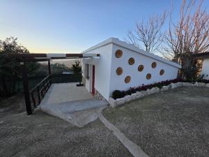 een klein wit gebouw met een rode deur bij B e B LEMI in Ponte +2 foto's