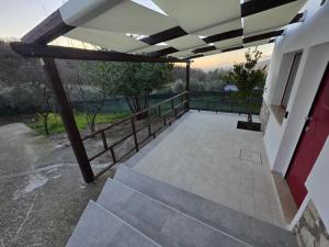 een balkon van een huis met een hek bij B e B LEMI in Ponte