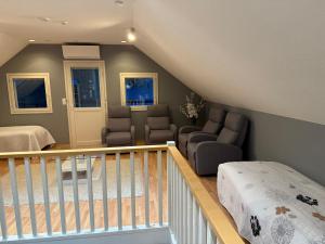 Et opholdsområde på Villa Jokiranta + 25 billeder