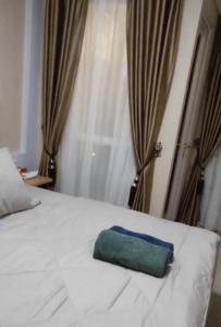 Postel nebo postele na pokoji v ubytování Apartemen Skylounge Makassar