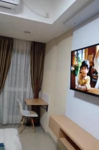 TV a/nebo společenská místnost v ubytování Apartemen Skylounge Makassar