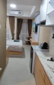 Postel nebo postele na pokoji v ubytování Apartemen Skylounge Makassar