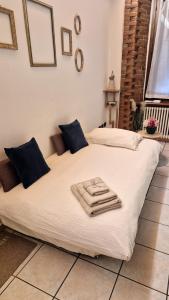 ein Bett mit zwei Handtüchern darauf in der Unterkunft Dida's House Aeroporto BGY in Urgnano