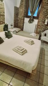 ein Schlafzimmer mit einem Bett mit Handtüchern darauf in der Unterkunft Dida's House Aeroporto BGY in Urgnano + 18 Fotos