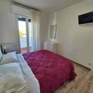 una camera con un letto e una coperta viola di Appartamento Scossicci a Porto Recanati