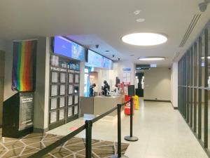 een lobby van een winkel met een balie erin bij Premium Twin King Ensuite plus Double sofa bed - Mcity shopping center - Clayton - Monash University and Hospitals - Super Fast Wifi - Free Parking & Amenities - Complementary drinks & coffee in Clayton North +28 foto's