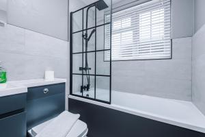 Et badeværelse på 2 BDR House By Eason Stays Short Lets Stockport + 72 billeder