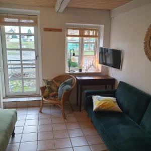 a living room with a couch and a table at Slotsgaardens ferielejlighed in Rødding