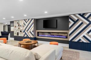 TV a/nebo společenská místnost v ubytování Latitude Suites Tinton Falls, part of Unscripted by Hyatt