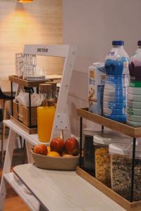 una mensola con del cibo e delle bevande di La Banda Suites a Siviglia