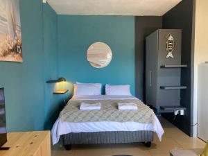 En eller flere senge i et værelse på Studio Gordons Bay Mountain