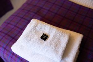 un asciugamano bianco seduto sopra un letto di Rhumhor House a Carrick Altre 113 foto