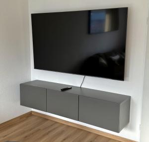a flat screen tv hanging on a wall at Neu renovierte Apartments mit 2 Schlafzimmern, Küche & Waschtrockner - 900 m Zentrum Borken in Borken