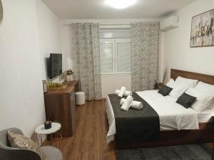 a bedroom with a large bed with white pillows at Studio Kath&Darc in Ruse