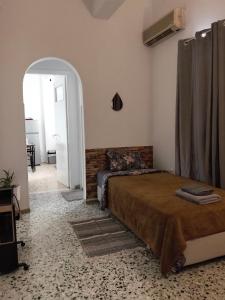 En eller flere senge i et værelse på SUNRISE near the sea apartment + 14 billeder