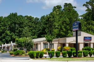 un bâtiment avec un panneau devant lui dans l'établissement Howard Johnson by Wyndham Wilmington, à Wilmington