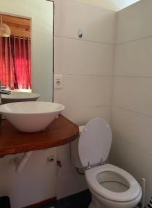 une salle de bains avec un lavabo blanc et des toilettes dans l'établissement Verde viento, à La Paloma