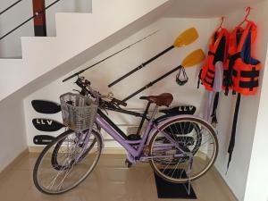un vélo violet est garé dans une chambre dans l'établissement Lake Life Villa, à Ambalangoda