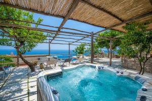 Hồ bơi trong/gần Casa Il Riccio