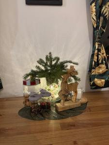 een dienblad met een boom en andere versieringen op een tafel bij Apartament Zimowa 16 in Srebrna Góra
